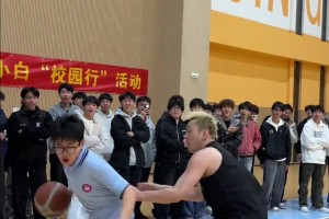 卧槽！小伙控球太牛逼了！戴着一副眼镜，很容易让人轻敌啊！